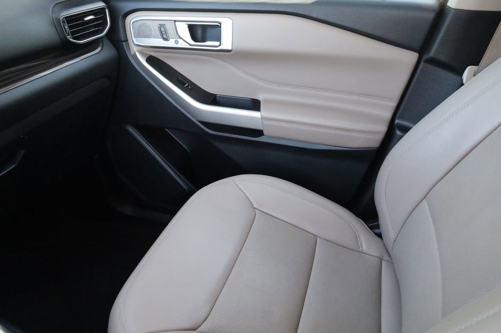 Used 2023 Ford Explorer Limited w/ Equipment Group 301A RWD image 10