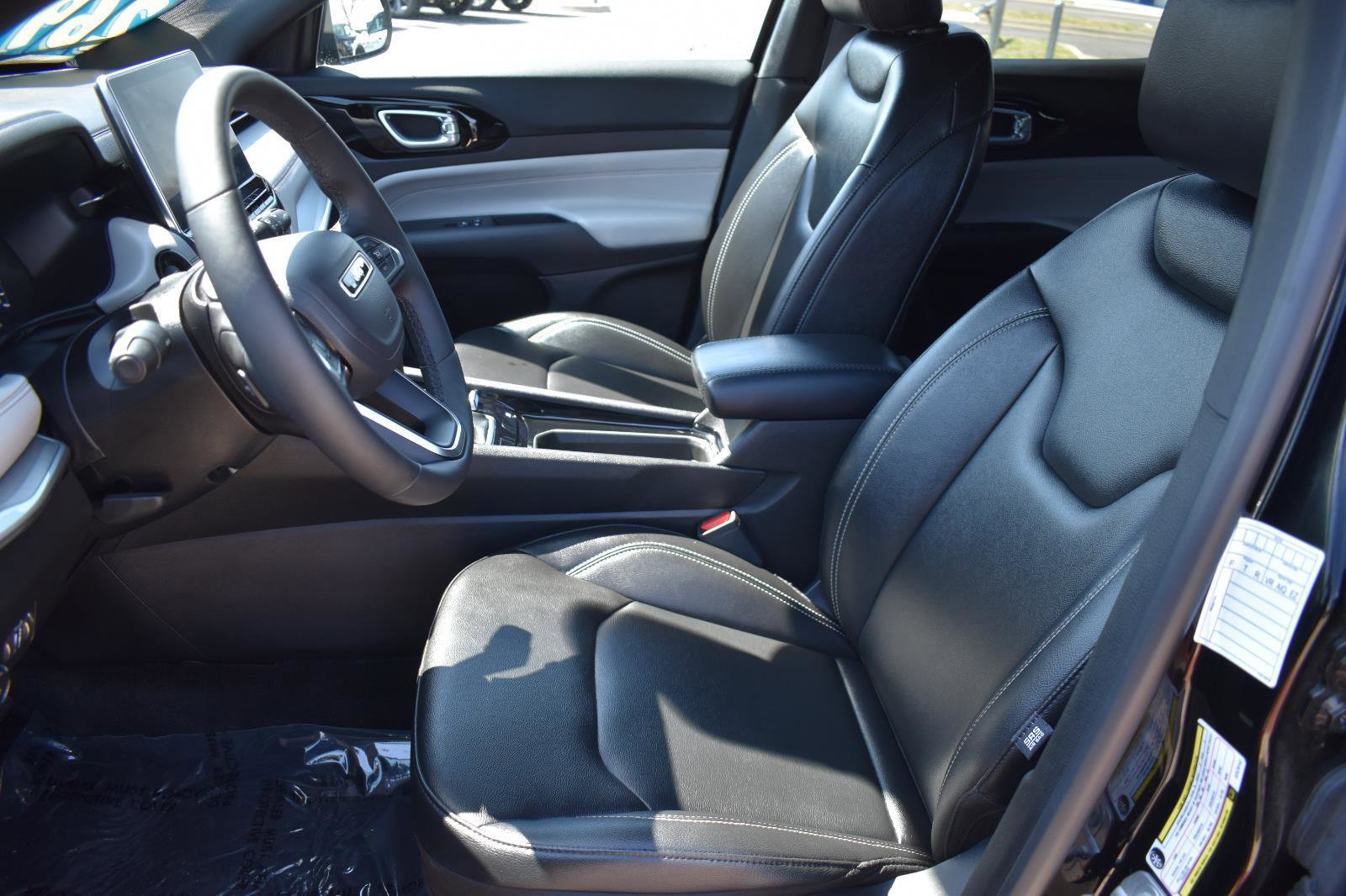 Used 2025 Jeep Compass Limited image 23