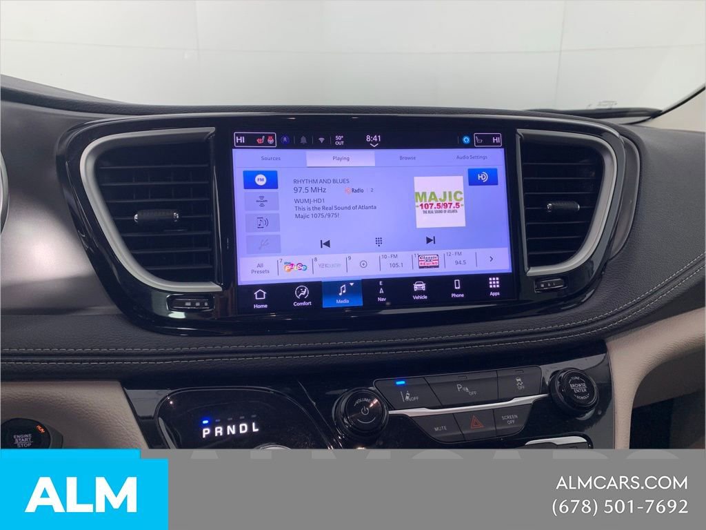 Used 2024 Chrysler Pacifica Select image 27