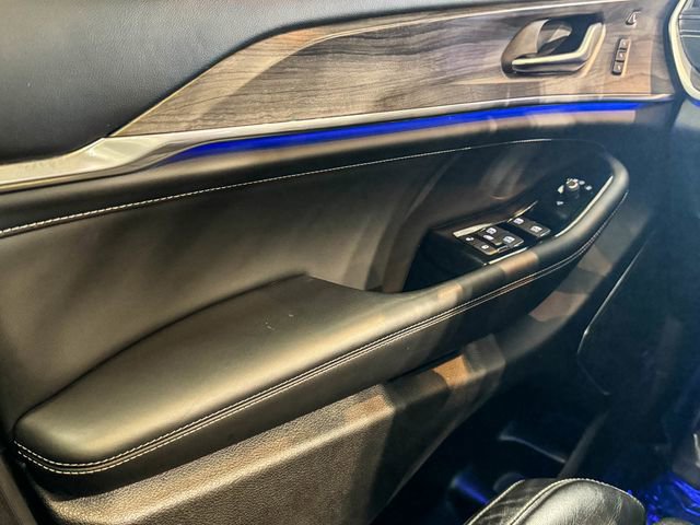 Used 2022 Jeep Grand Cherokee Overland w/ Luxury Tech Group IV image 40