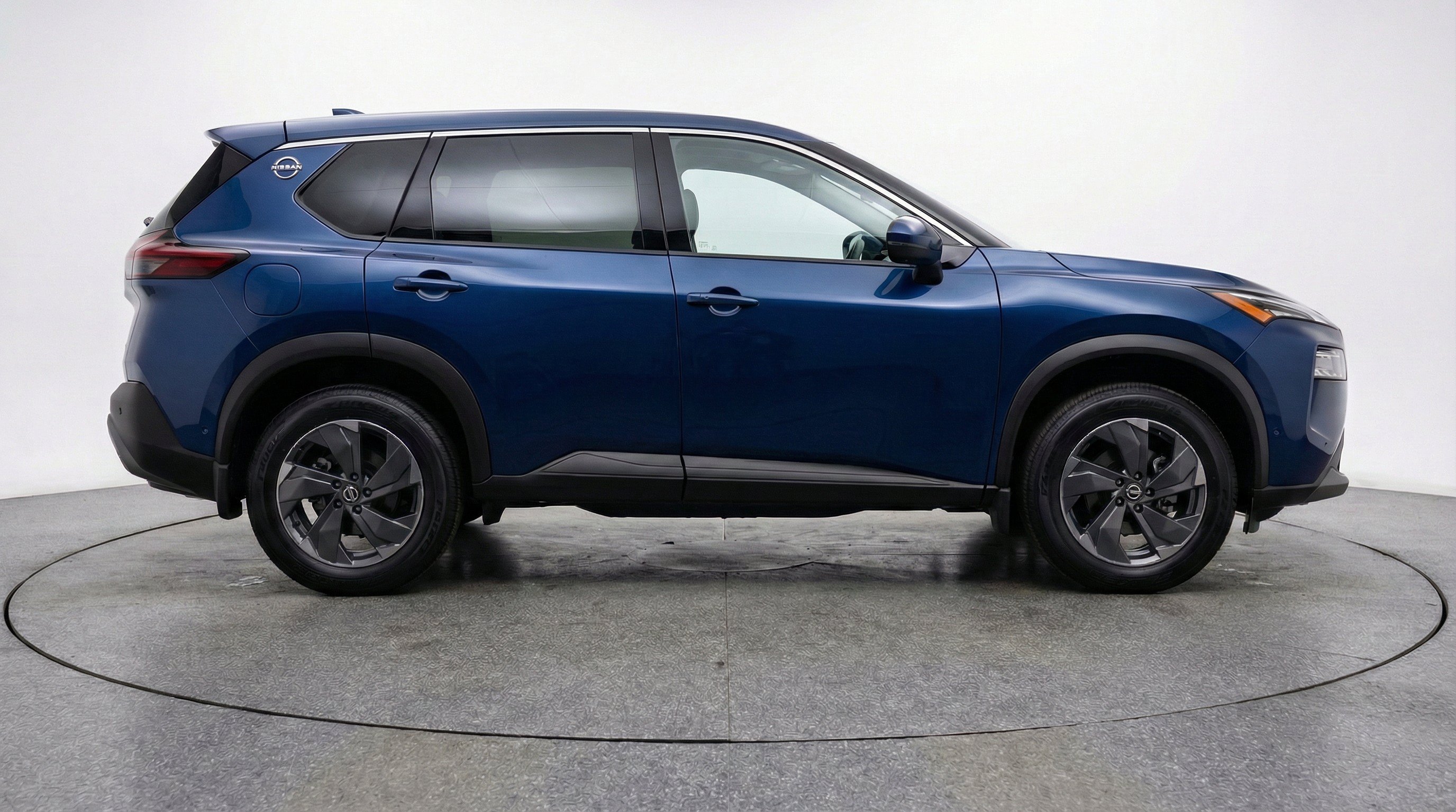 Used 2025 Nissan Rogue SV image 11