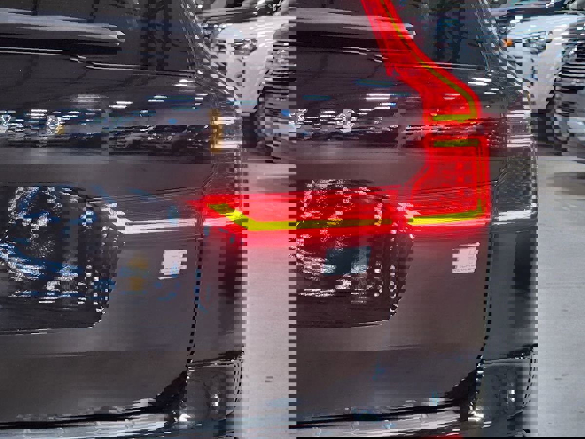 Used 2023 Volvo XC60 T8 Plus w/ Protection Package Premier image 23