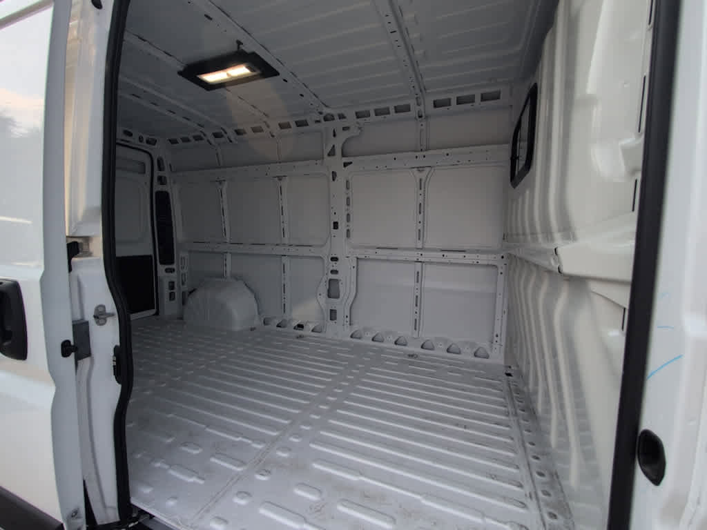 Used 2024 RAM ProMaster 2500 w/ Convenience Group image 18