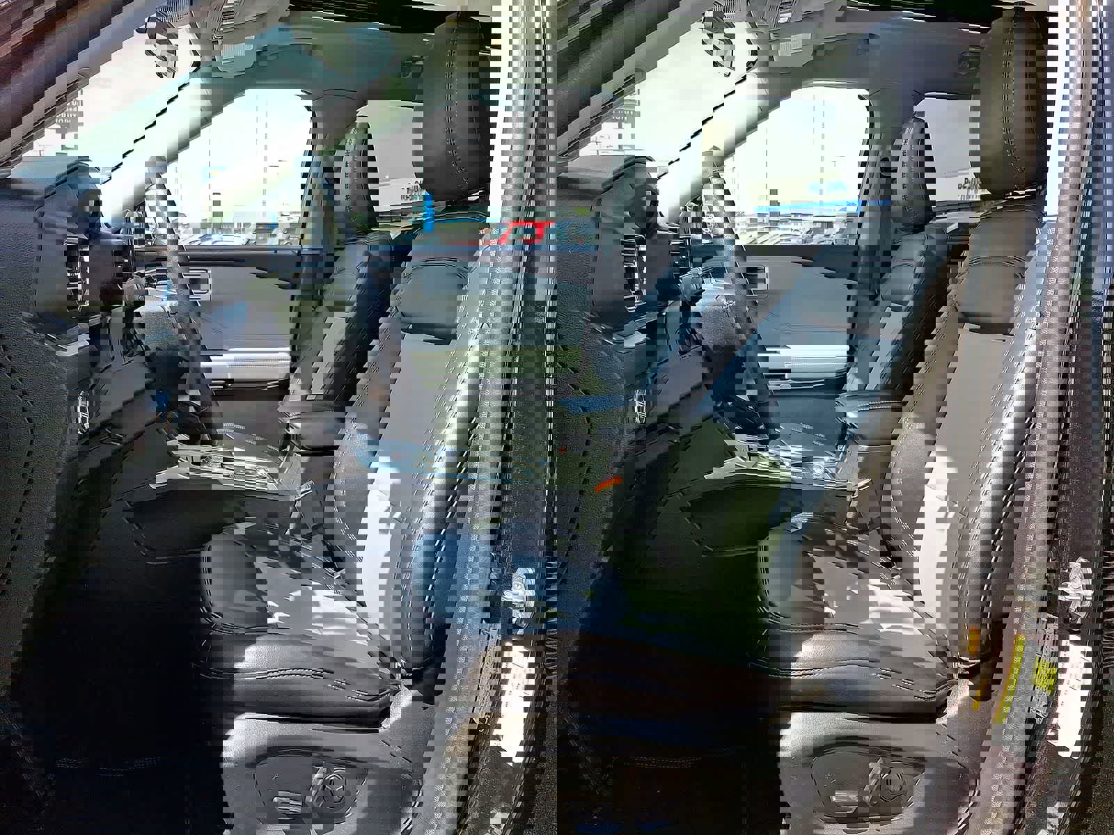 Used 2022 Ford Explorer XLT w/ Equipment Group 202A AWD/4WD image 26