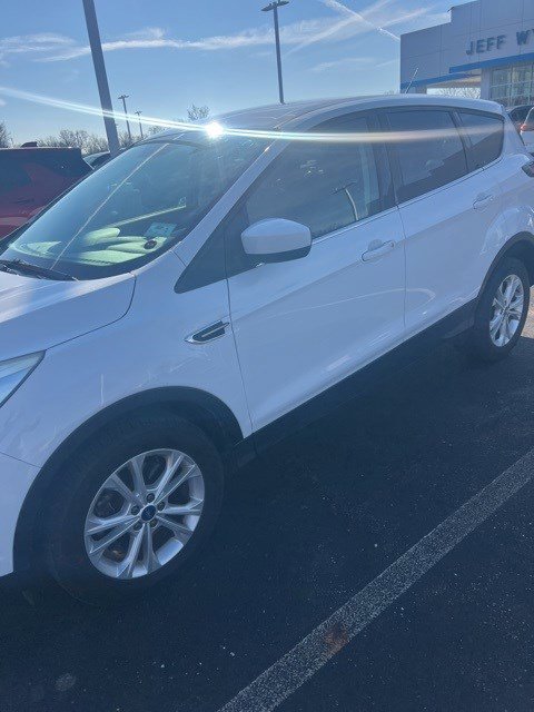 Used 2017 Ford Escape SE image 3