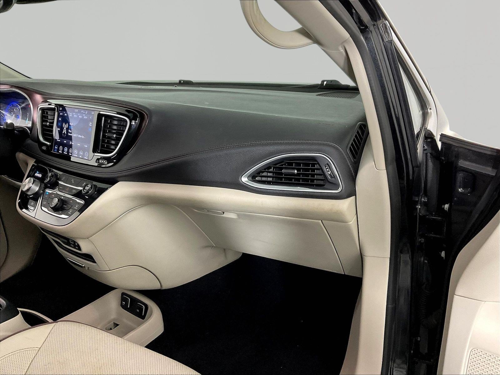 Used 2018 Chrysler Pacifica Limited FWD image 27
