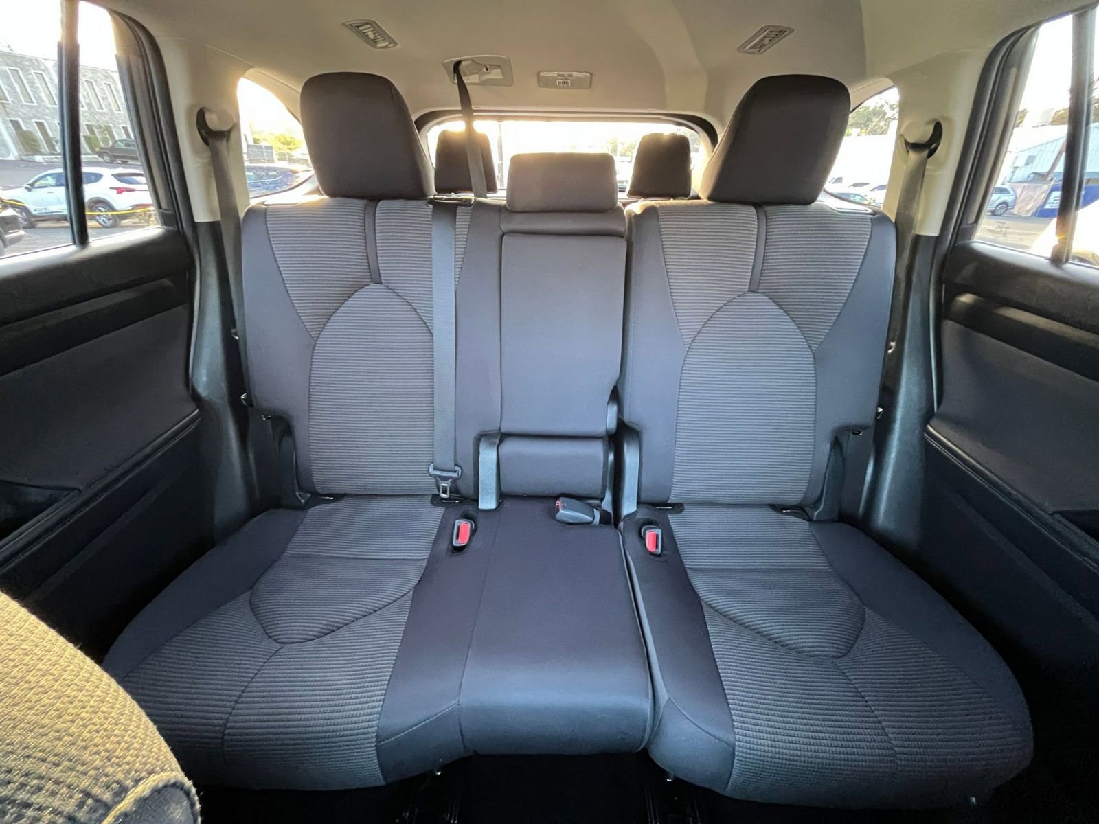 Used 2025 Toyota Highlander LE image 39