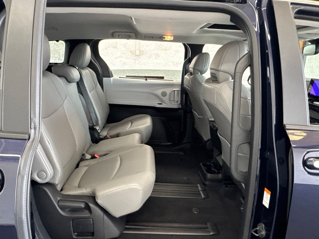 Used 2026 Toyota Sienna XLE FWD image 40