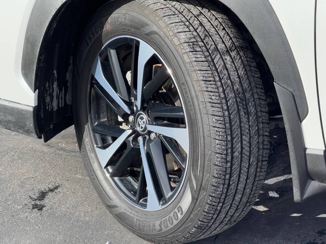 Used 2024 Toyota Corolla Cross AWD Hybrid w/ Convenience Package image 16