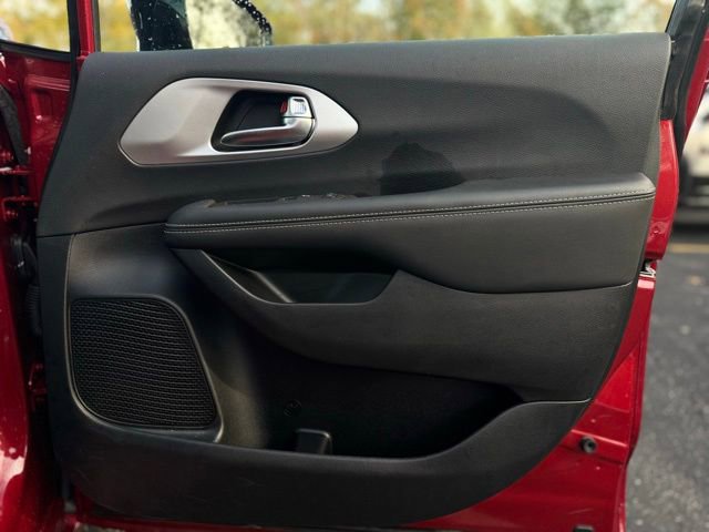 Certified 2025 Chrysler Pacifica Limited image 17