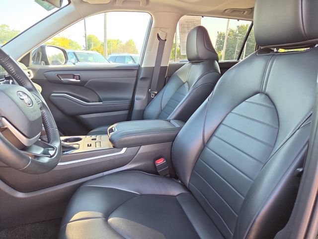 Used 2023 Toyota Highlander XLE AWD/4WD image 24