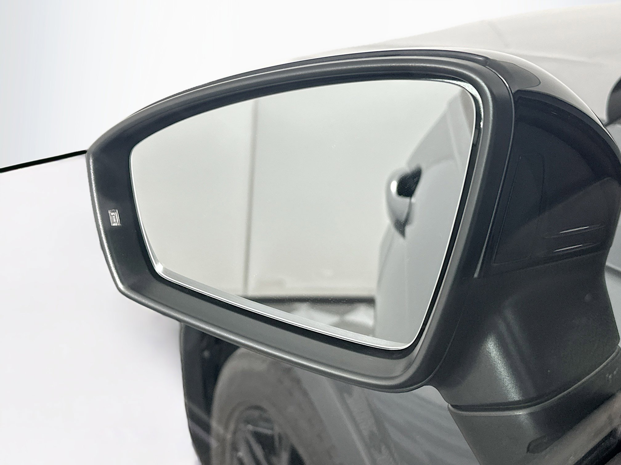 Used 2022 Volkswagen Tiguan SE R-Line image 16