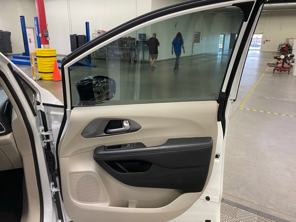 Used 2024 Chrysler Pacifica Touring-L FWD image 18