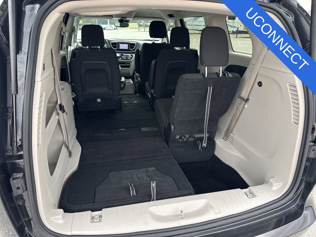 Used 2023 Chrysler Voyager LX image 14
