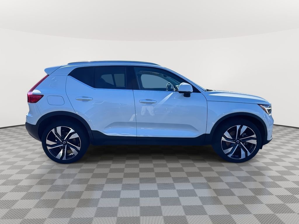 Used 2023 Volvo XC40 B5 Ultimate w/ Climate Package image 3