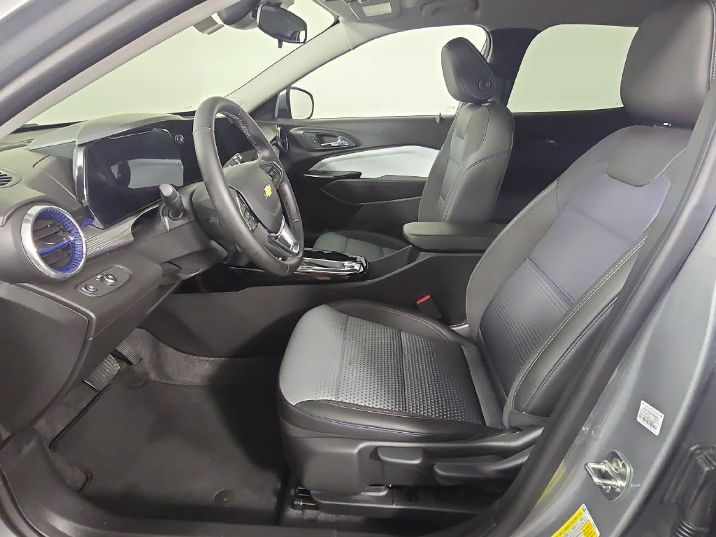 Used 2025 Chevrolet Trax LT w/ Driver Confidence Package FWD image 12