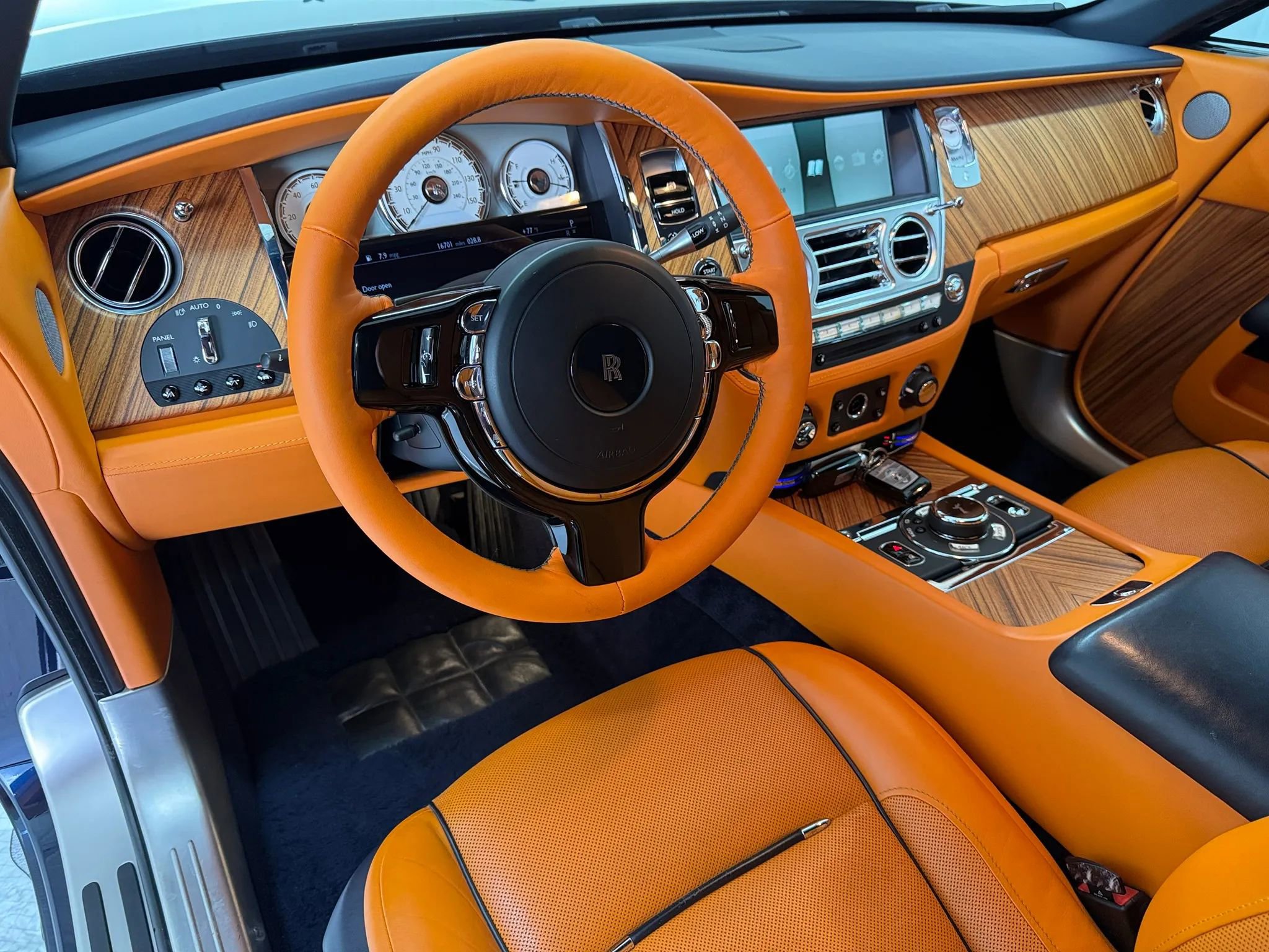 Used 2017 Rolls-Royce Dawn image 10