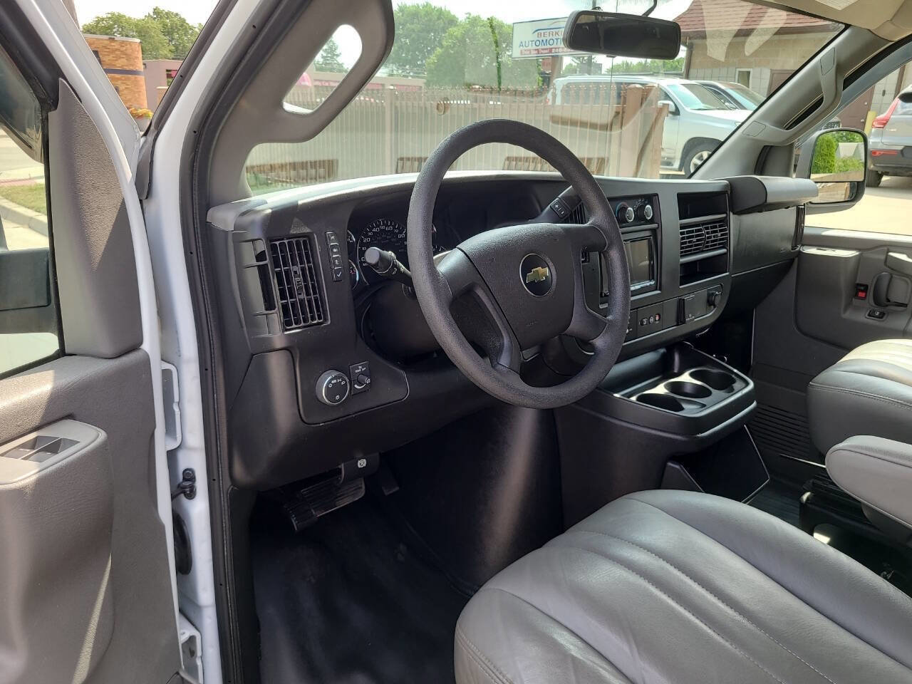 Used 2018 Chevrolet Express 2500 2500 3dr Extended Cargo Van image 42