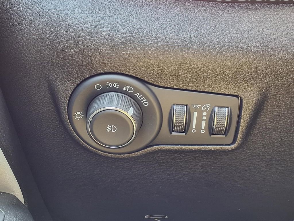 Used 2025 Jeep Compass Limited AWD/4WD image 16