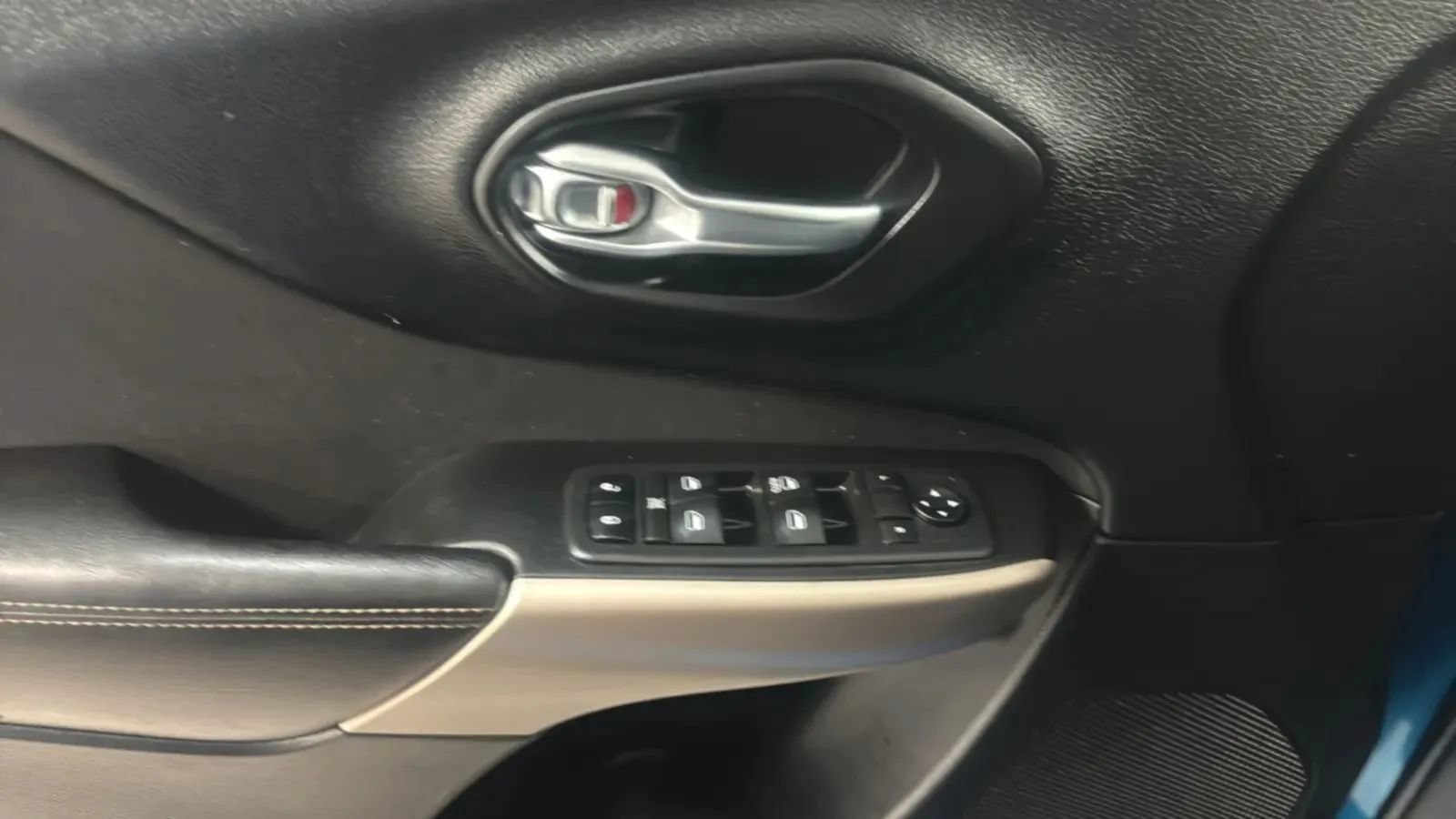 Used 2017 Jeep Cherokee Sport FWD image 16