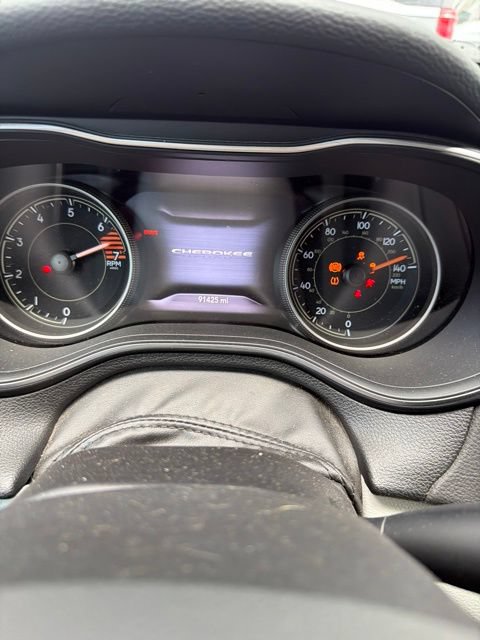Used 2019 Jeep Cherokee Limited FWD image 7