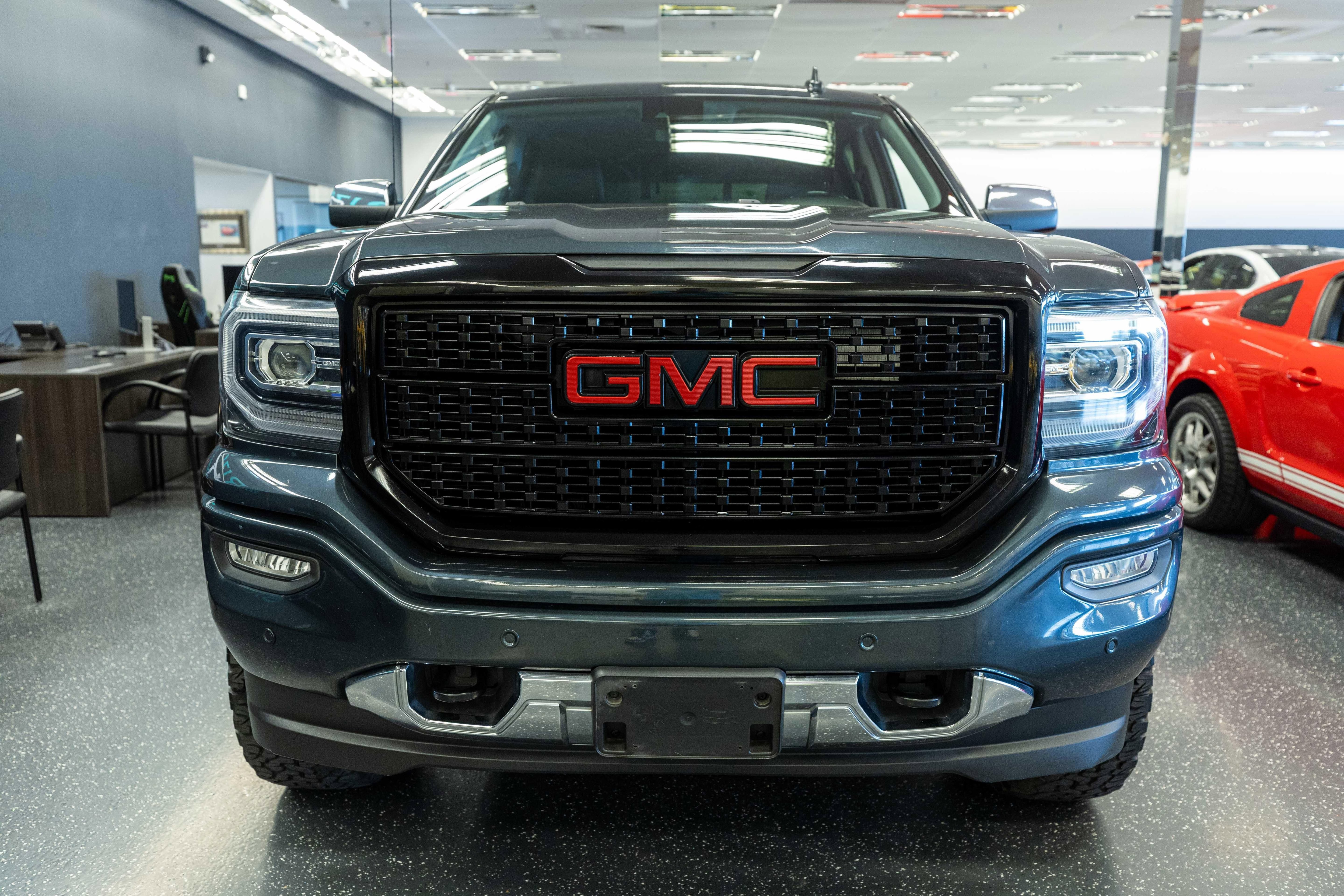 Used 2018 GMC Sierra 1500 Denali AWD/4WD image 2