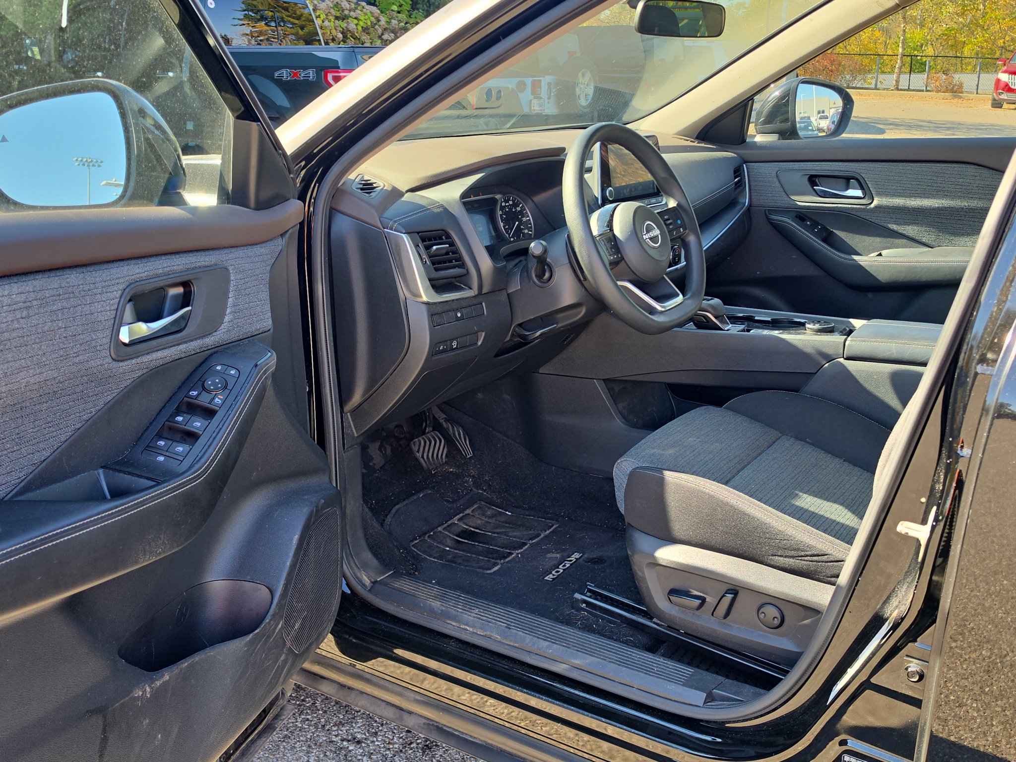 Used 2023 Nissan Rogue SV AWD/4WD image 9