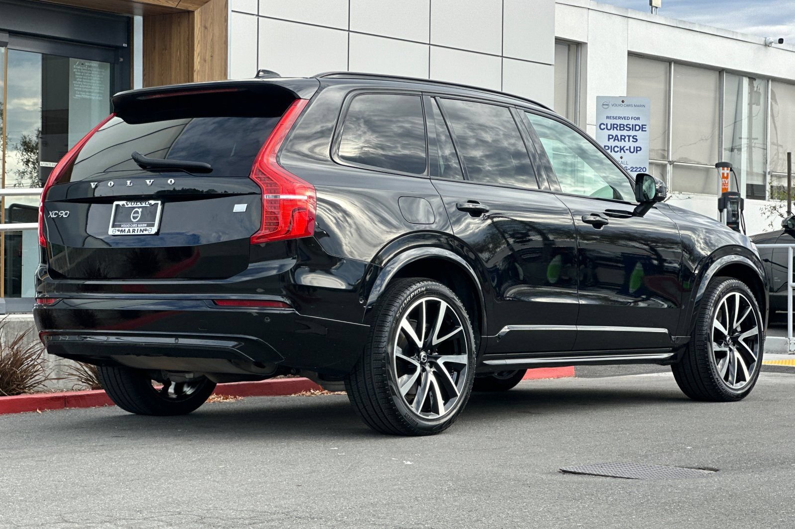 Used 2023 Volvo XC90 T8 Ultimate w/ Lounge Package AWD/4WD image 2