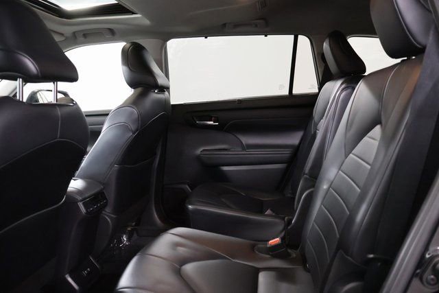 Used 2021 Toyota Highlander XLE AWD/4WD image 30