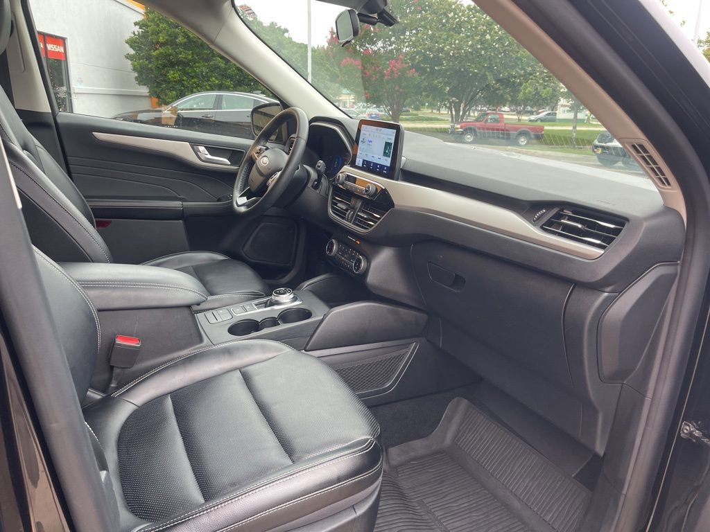 Used 2022 Ford Escape SEL w/ Technology Package FWD image 17