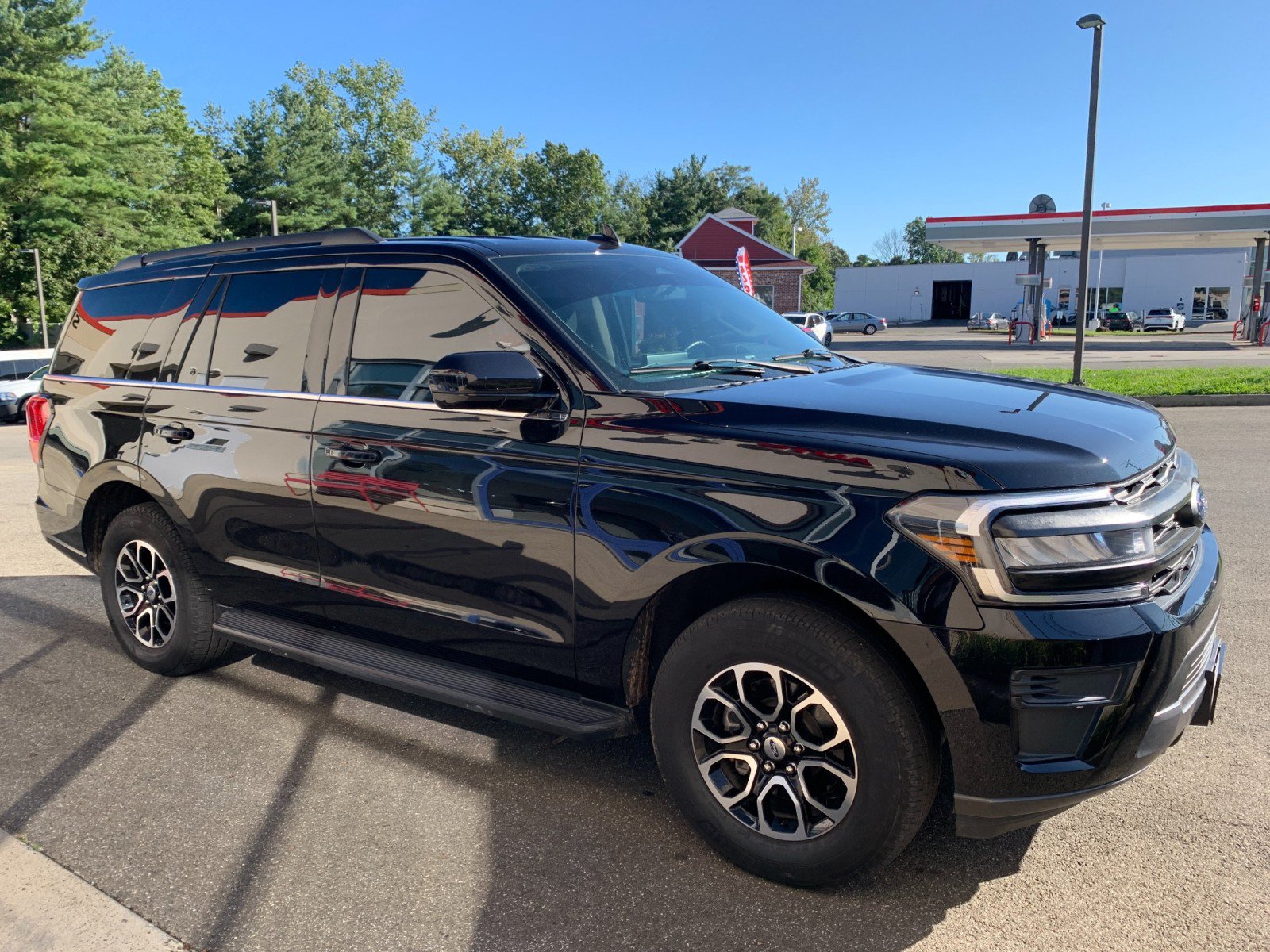 Used 2023 Ford Expedition XLT AWD/4WD image 3