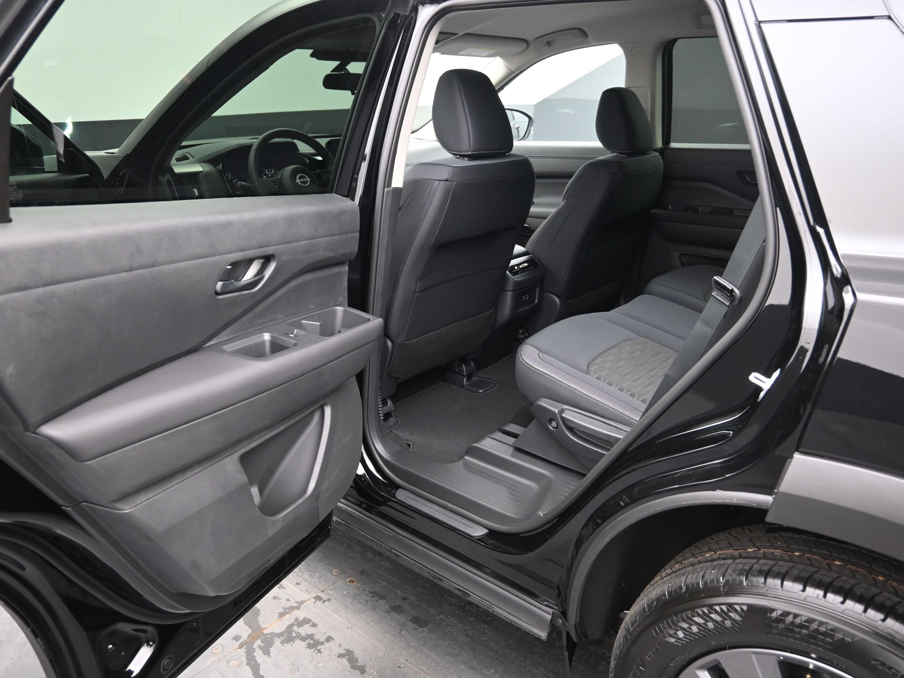 Used 2025 Nissan Pathfinder SV FWD image 15