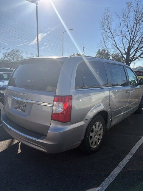 Used 2014 Chrysler Town & Country Touring image 12