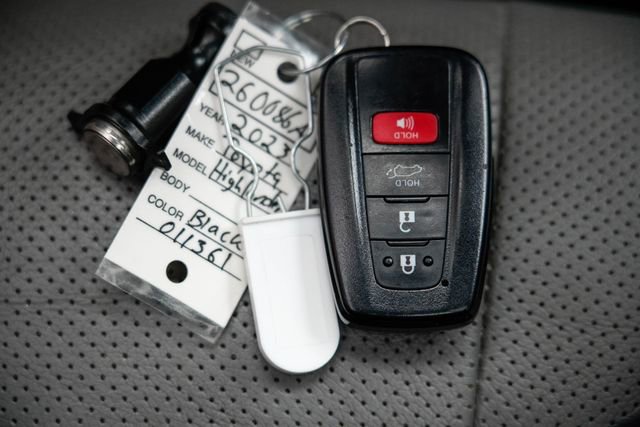 Used 2023 Toyota Highlander Platinum image 27