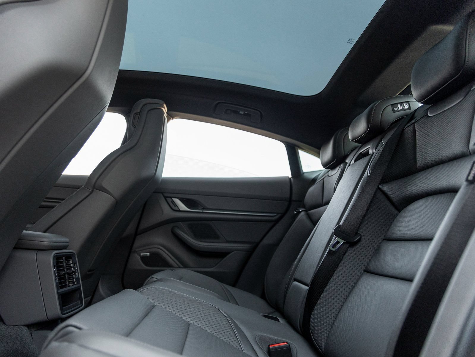 Certified 2025 Porsche Taycan AWD/4WD image 31