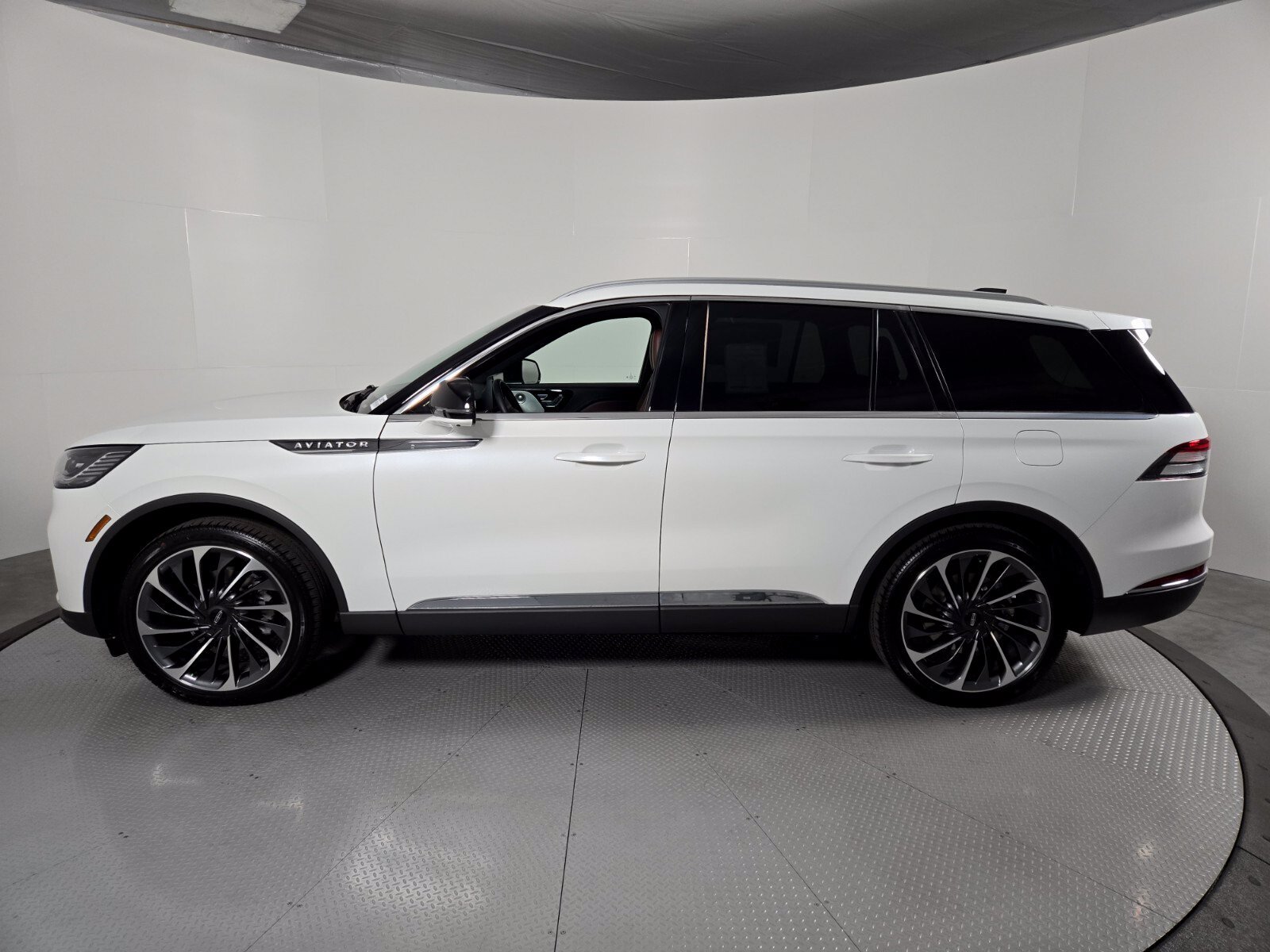 New 2026 Lincoln Aviator Reserve w/ Luxury Package RWD image 8