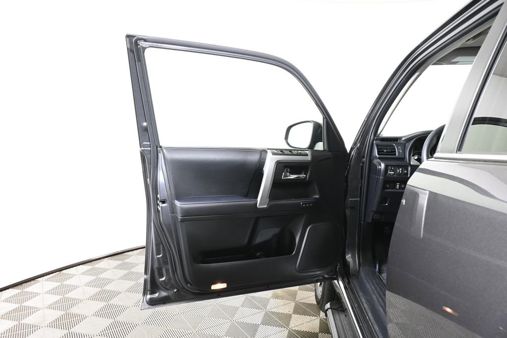 Used 2022 Toyota 4Runner Limited AWD/4WD image 31