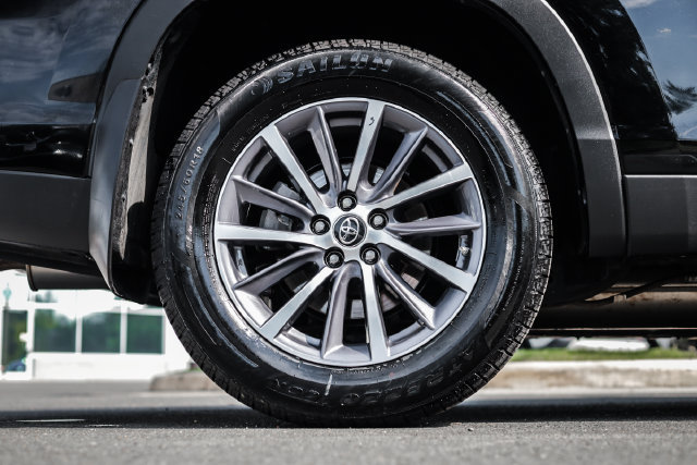 Used 2019 Toyota Highlander XLE AWD/4WD image 12