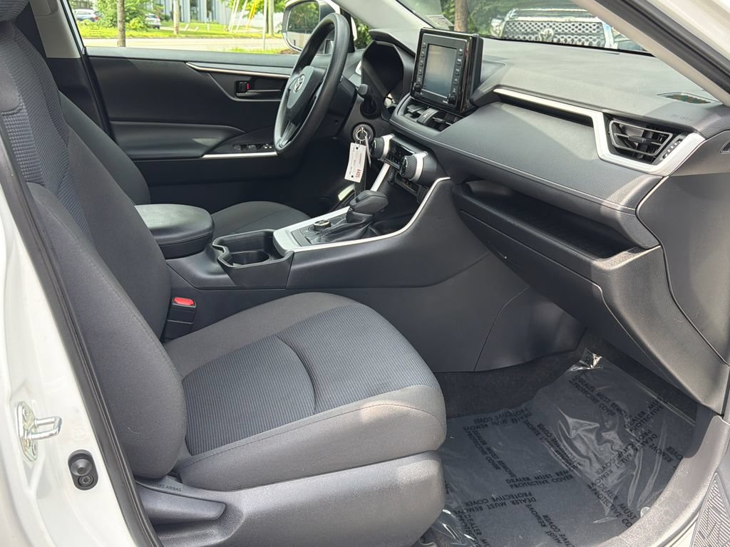 Used 2021 Toyota RAV4 LE AWD/4WD image 12