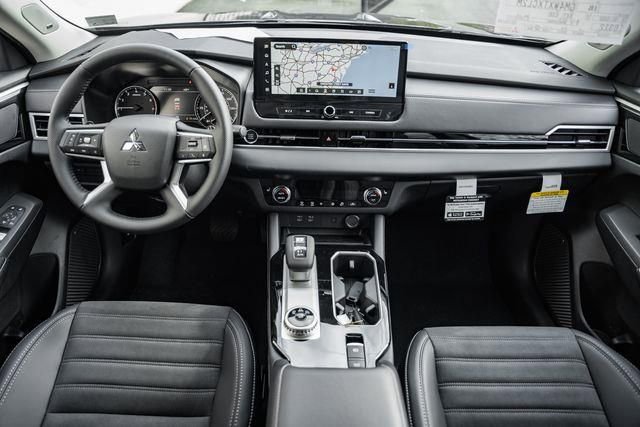 New 2025 Mitsubishi Outlander SE image 20