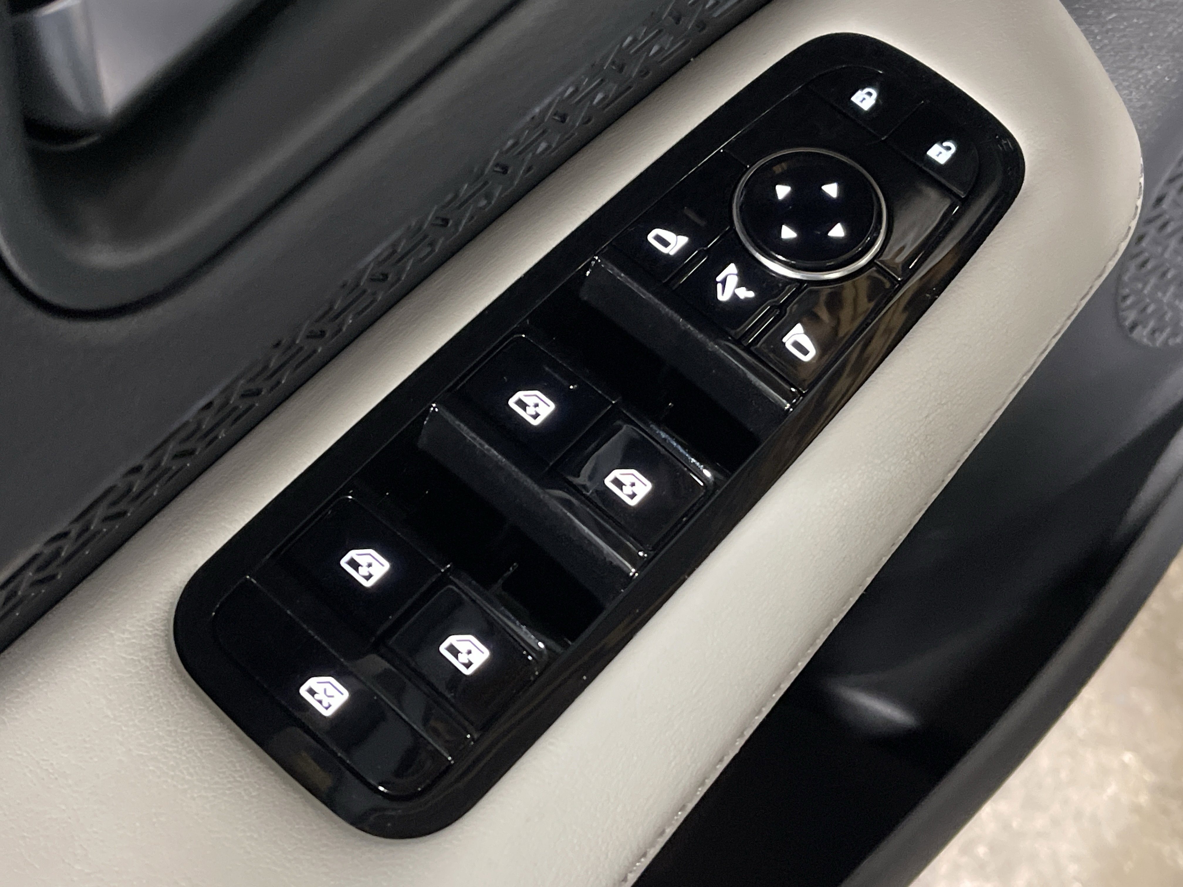 Used 2023 Nissan Ariya AWD image 9