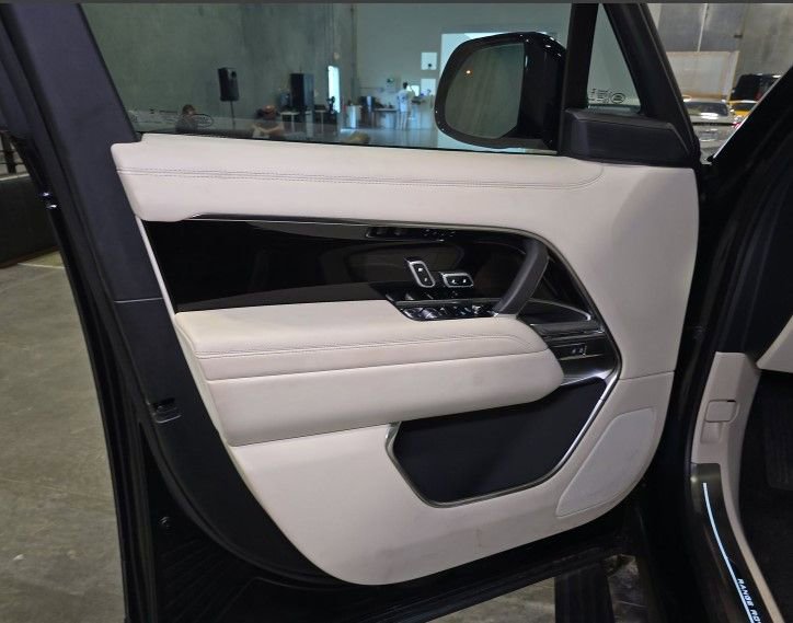 Used 2025 Land Rover Range Rover SE AWD/4WD image 10