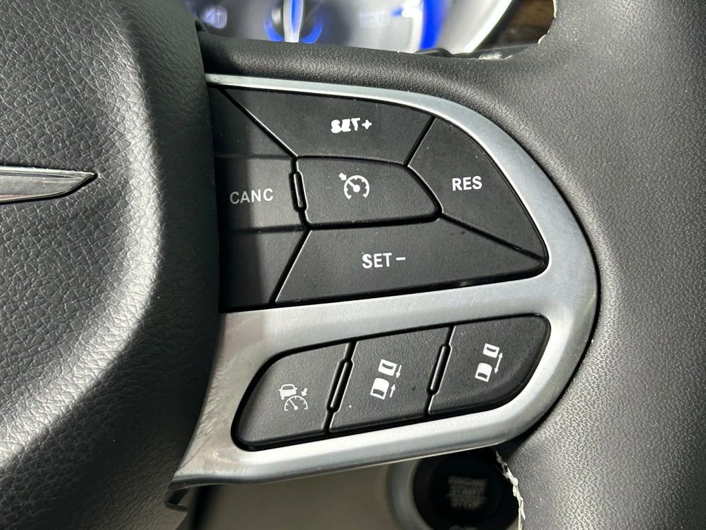 Used 2023 Chrysler Pacifica Limited FWD image 29