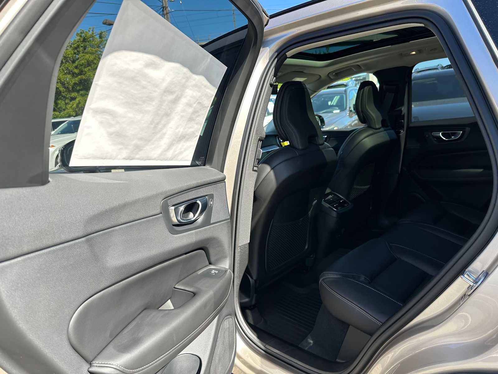 New 2025 Volvo XC60 B5 Ultra w/ Protection Package Premier image 16