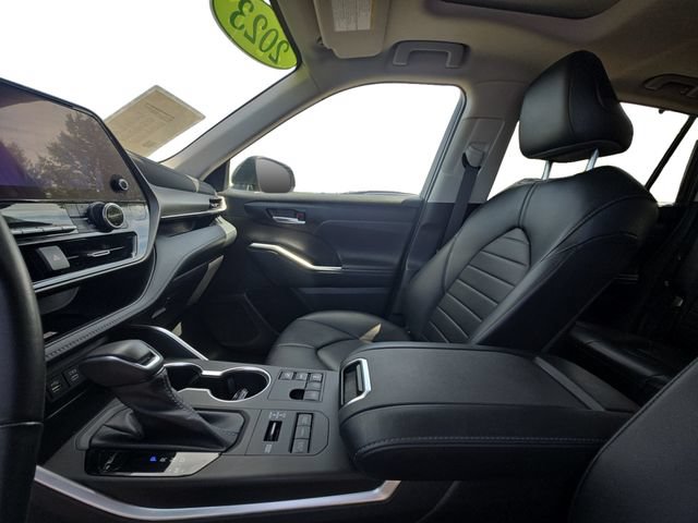 Used 2023 Toyota Highlander XLE AWD/4WD image 10