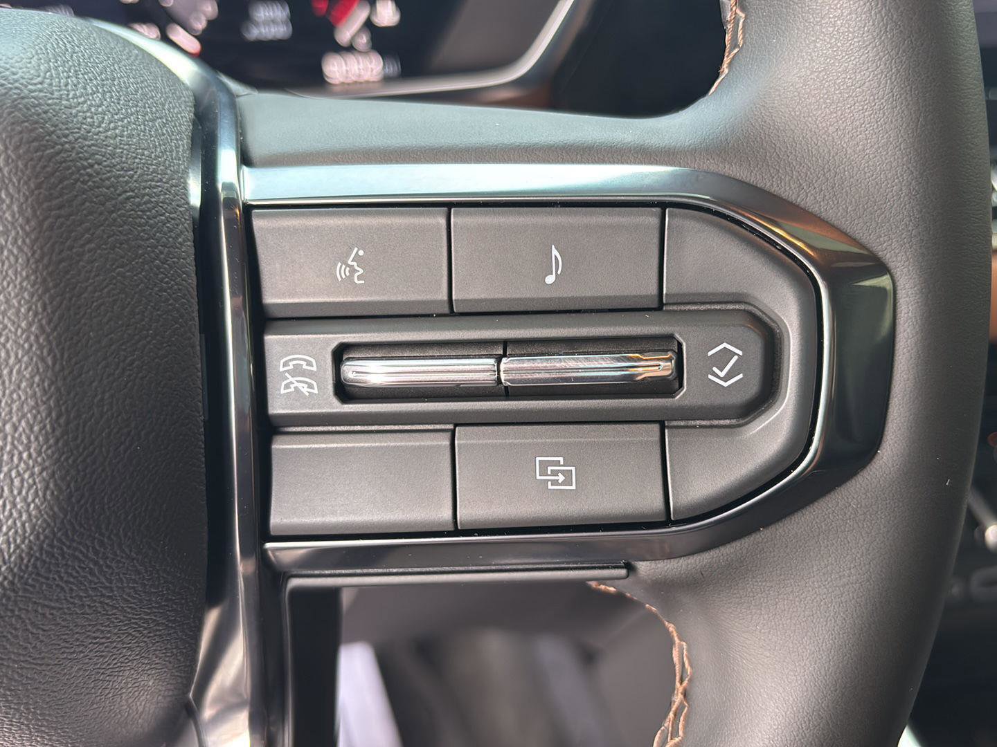 Used 2024 GMC Canyon AT4 w/ Technology Package image 12