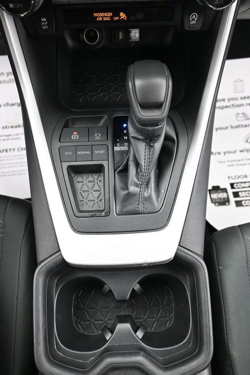 Used 2020 Toyota RAV4 XLE w/ Convenience Package FWD image 23