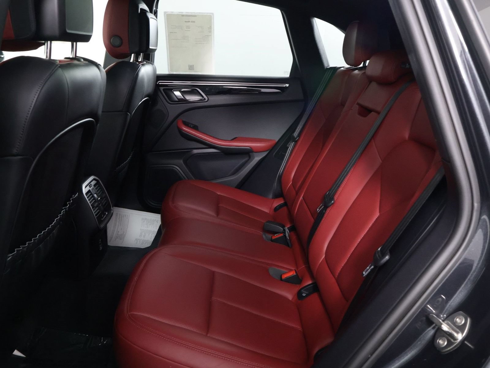 Certified 2024 Porsche Macan AWD/4WD image 33