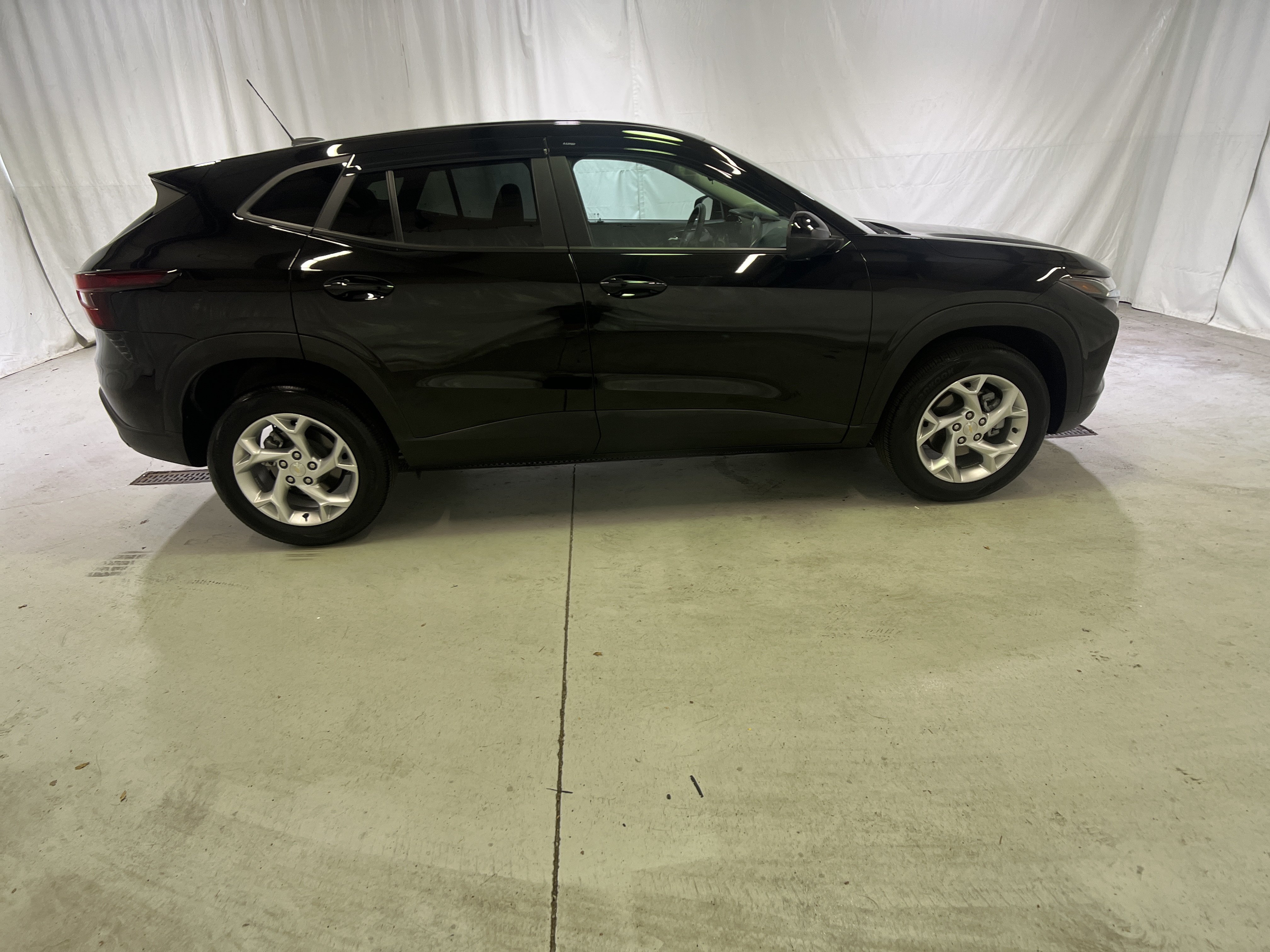Used 2025 Chevrolet Trax LS w/ LS Convenience Package FWD image 12