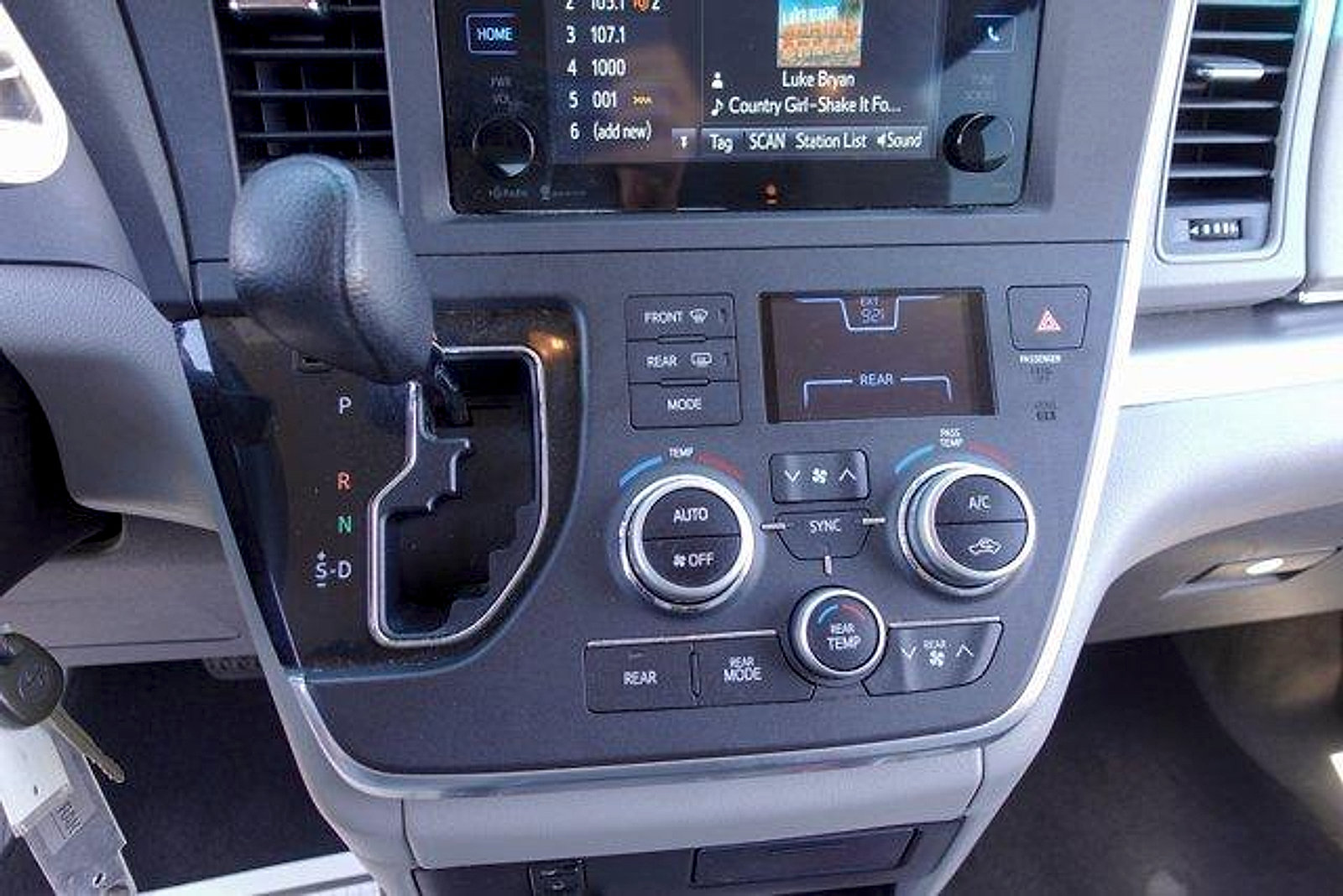 Used 2015 Toyota Sienna LE FWD image 20